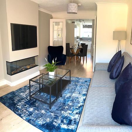 3 Bedroom - 2 Bathroom Townhouse In Corstorphine Near Murrayfield Stadium - Direct Bus To Edinburgh City Centre In 20 Minutes - Two Private Parking Spaces - Private Sunny Garden - Recently Refurbished Exterior photo