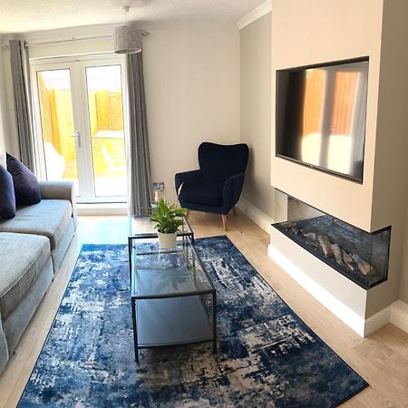 3 Bedroom - 2 Bathroom Townhouse In Corstorphine Near Murrayfield Stadium - Direct Bus To Edinburgh City Centre In 20 Minutes - Two Private Parking Spaces - Private Sunny Garden - Recently Refurbished Exterior photo