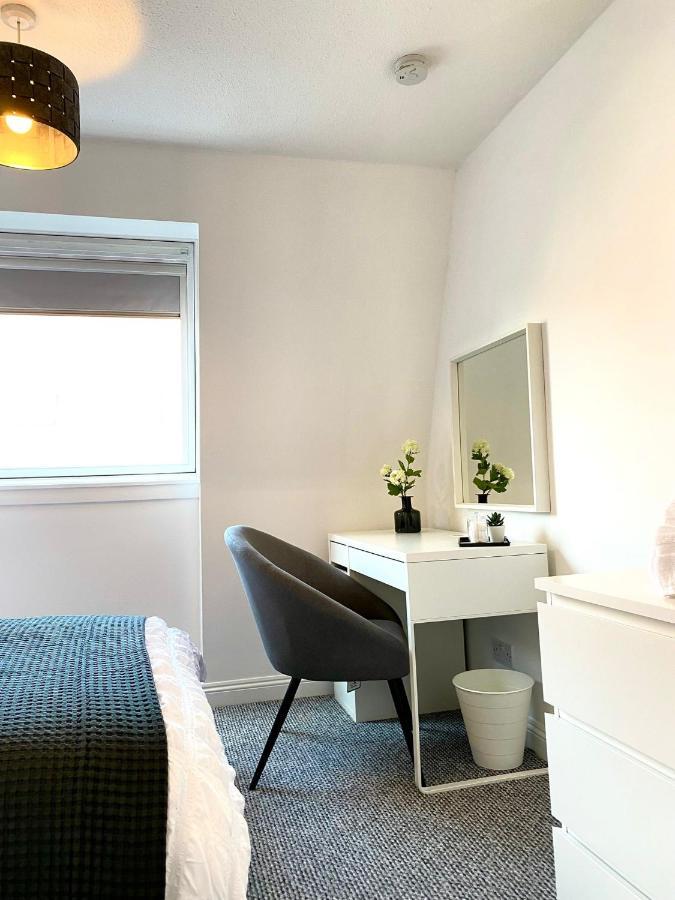3 Bedroom - 2 Bathroom Townhouse In Corstorphine Near Murrayfield Stadium - Direct Bus To Edinburgh City Centre In 20 Minutes - Two Private Parking Spaces - Private Sunny Garden - Recently Refurbished Exterior photo