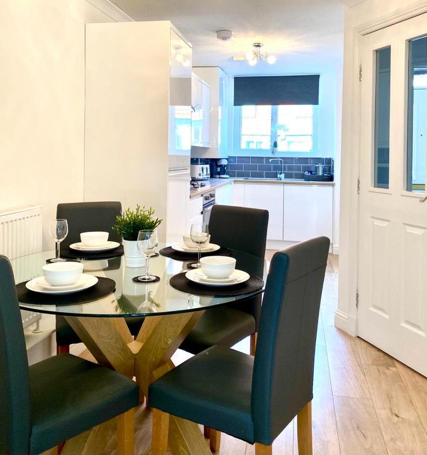 3 Bedroom - 2 Bathroom Townhouse In Corstorphine Near Murrayfield Stadium - Direct Bus To Edinburgh City Centre In 20 Minutes - Two Private Parking Spaces - Private Sunny Garden - Recently Refurbished Exterior photo