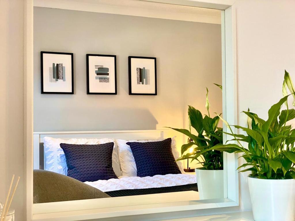 3 Bedroom - 2 Bathroom Townhouse In Corstorphine Near Murrayfield Stadium - Direct Bus To Edinburgh City Centre In 20 Minutes - Two Private Parking Spaces - Private Sunny Garden - Recently Refurbished Exterior photo