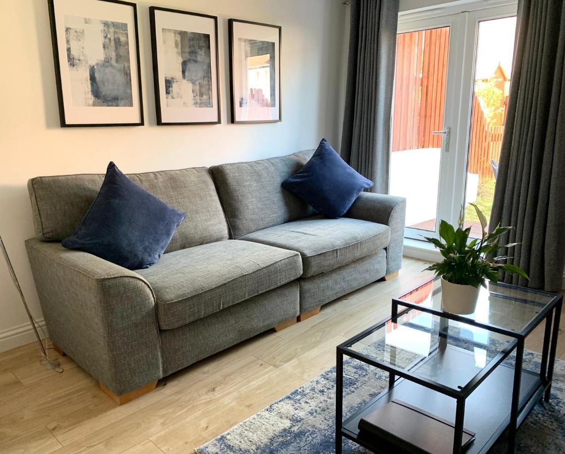 3 Bedroom - 2 Bathroom Townhouse In Corstorphine Near Murrayfield Stadium - Direct Bus To Edinburgh City Centre In 20 Minutes - Two Private Parking Spaces - Private Sunny Garden - Recently Refurbished Exterior photo