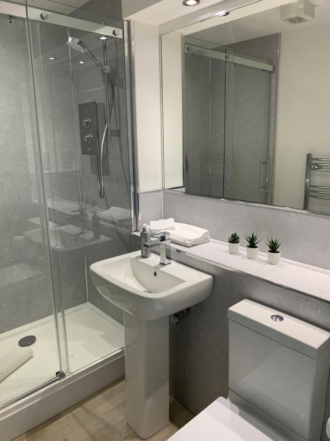 3 Bedroom - 2 Bathroom Townhouse In Corstorphine Near Murrayfield Stadium - Direct Bus To Edinburgh City Centre In 20 Minutes - Two Private Parking Spaces - Private Sunny Garden - Recently Refurbished Exterior photo