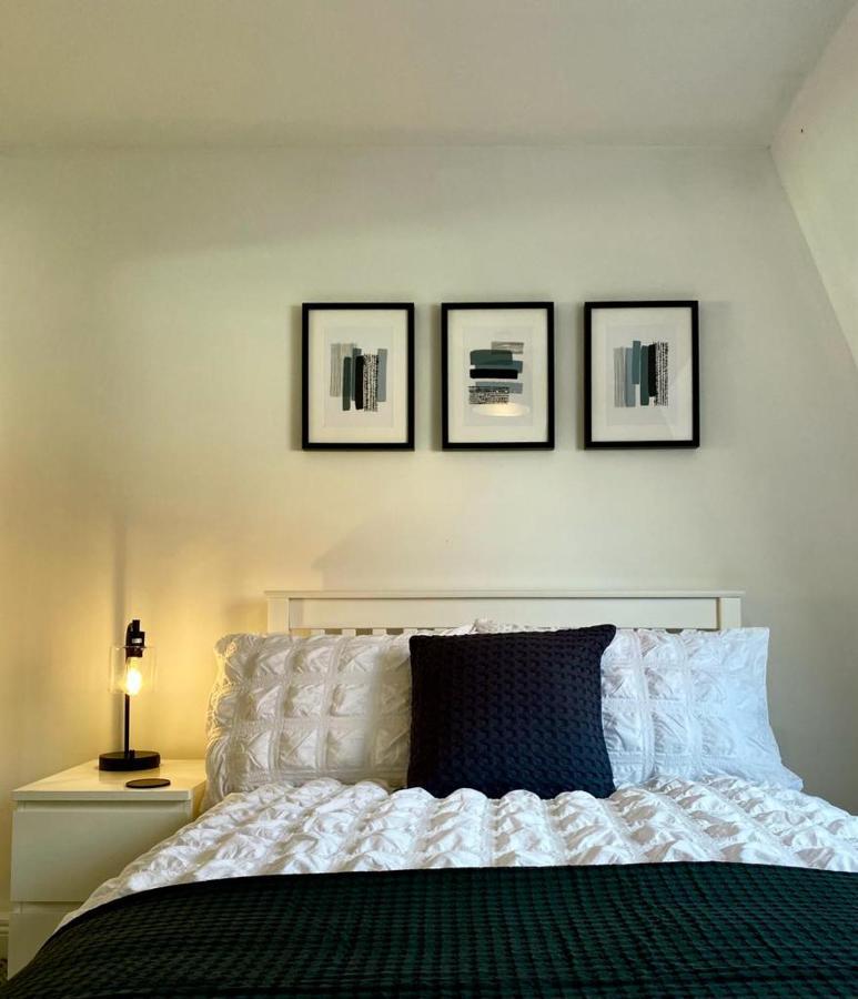 3 Bedroom - 2 Bathroom Townhouse In Corstorphine Near Murrayfield Stadium - Direct Bus To Edinburgh City Centre In 20 Minutes - Two Private Parking Spaces - Private Sunny Garden - Recently Refurbished Exterior photo