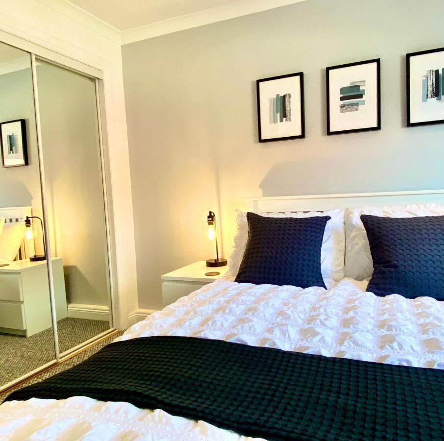 3 Bedroom - 2 Bathroom Townhouse In Corstorphine Near Murrayfield Stadium - Direct Bus To Edinburgh City Centre In 20 Minutes - Two Private Parking Spaces - Private Sunny Garden - Recently Refurbished Exterior photo
