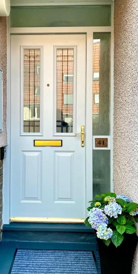 3 Bedroom - 2 Bathroom Townhouse In Corstorphine Near Murrayfield Stadium - Direct Bus To Edinburgh City Centre In 20 Minutes - Two Private Parking Spaces - Private Sunny Garden - Recently Refurbished Exterior photo