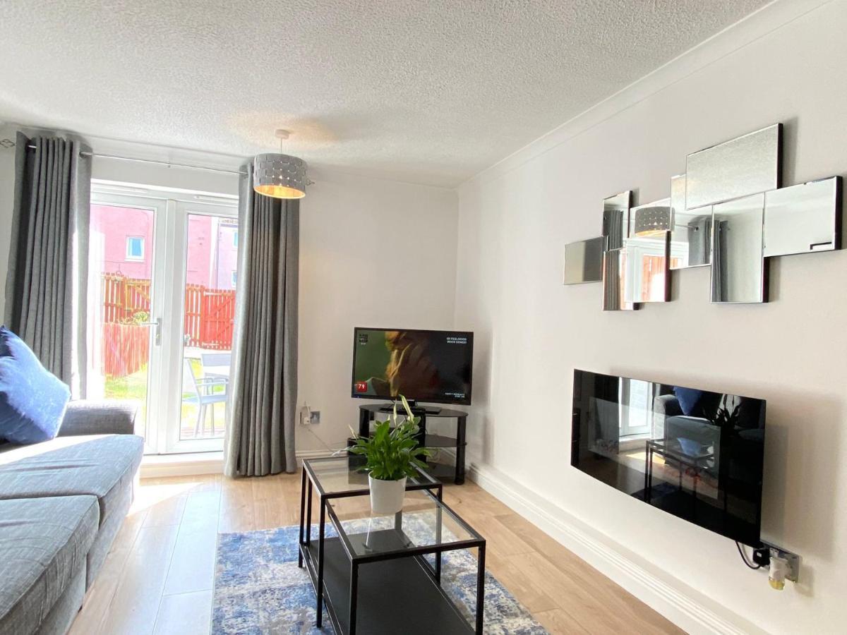 3 Bedroom - 2 Bathroom Townhouse In Corstorphine Near Murrayfield Stadium - Direct Bus To Edinburgh City Centre In 20 Minutes - Two Private Parking Spaces - Private Sunny Garden - Recently Refurbished Exterior photo