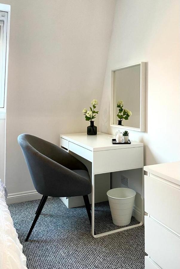 3 Bedroom - 2 Bathroom Townhouse In Corstorphine Near Murrayfield Stadium - Direct Bus To Edinburgh City Centre In 20 Minutes - Two Private Parking Spaces - Private Sunny Garden - Recently Refurbished Exterior photo