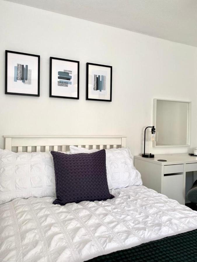 3 Bedroom - 2 Bathroom Townhouse In Corstorphine Near Murrayfield Stadium - Direct Bus To Edinburgh City Centre In 20 Minutes - Two Private Parking Spaces - Private Sunny Garden - Recently Refurbished Exterior photo