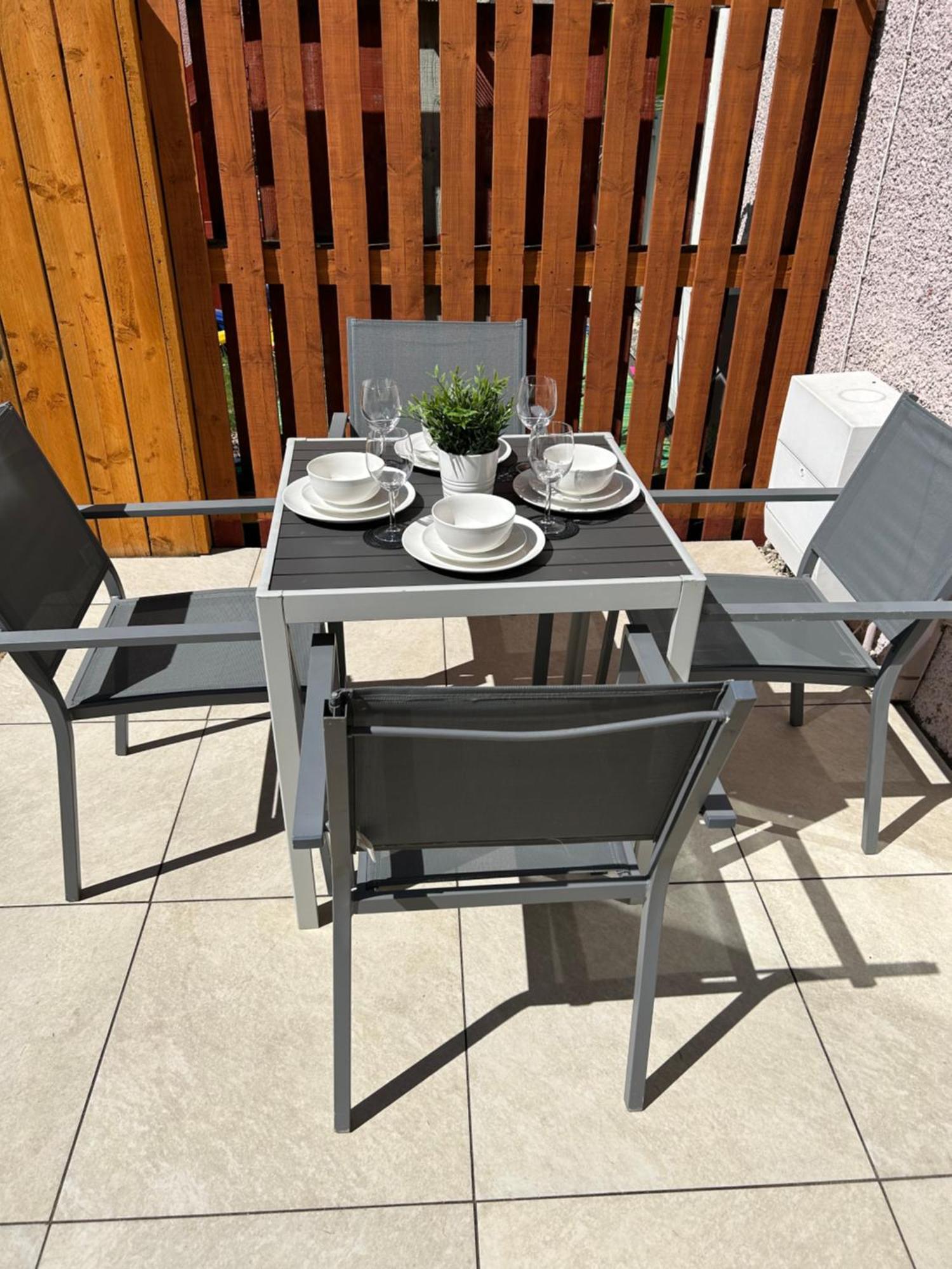 3 Bedroom - 2 Bathroom Townhouse In Corstorphine Near Murrayfield Stadium - Direct Bus To Edinburgh City Centre In 20 Minutes - Two Private Parking Spaces - Private Sunny Garden - Recently Refurbished Exterior photo