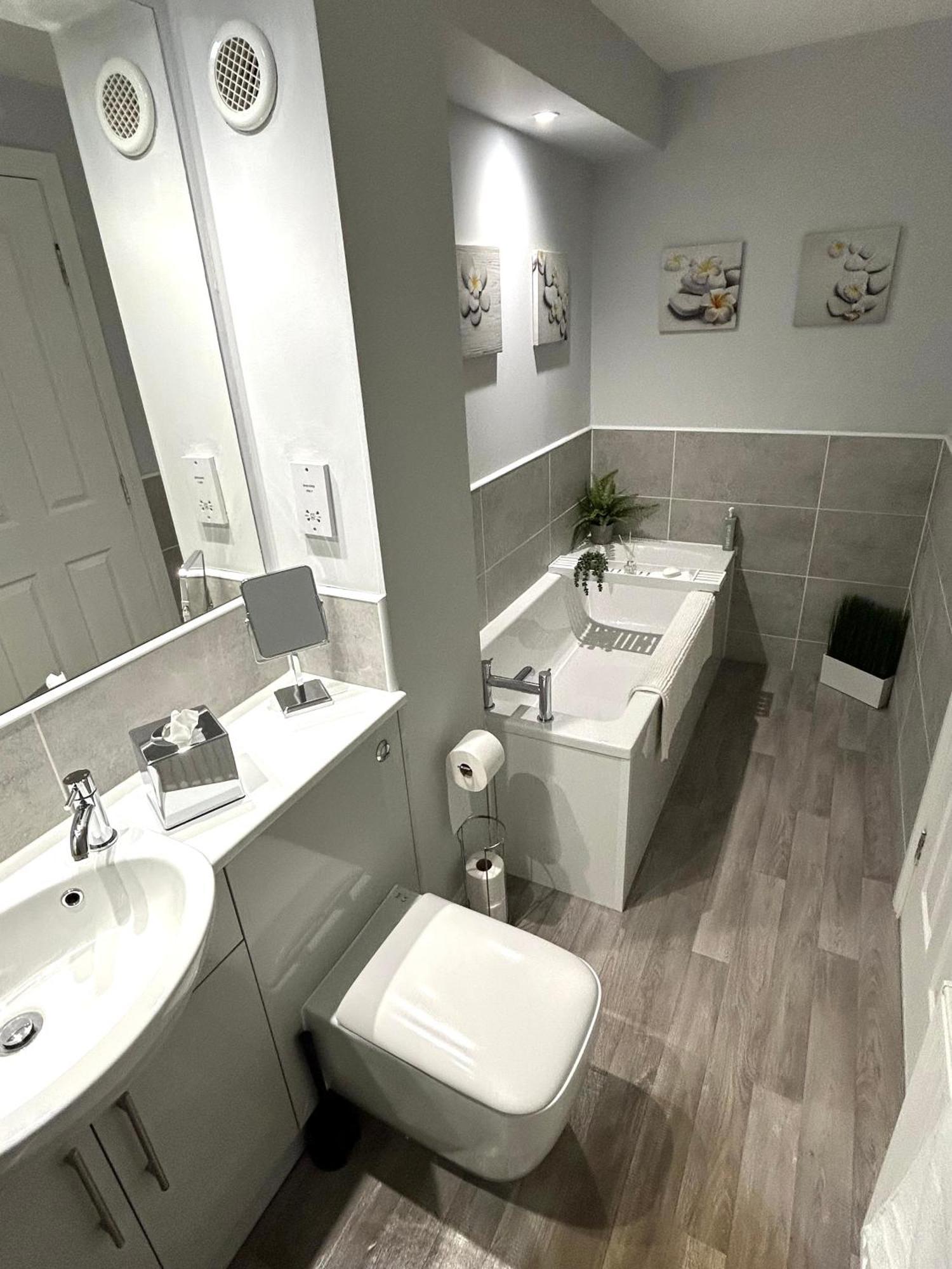 3 Bedroom - 2 Bathroom Townhouse In Corstorphine Near Murrayfield Stadium - Direct Bus To Edinburgh City Centre In 20 Minutes - Two Private Parking Spaces - Private Sunny Garden - Recently Refurbished Exterior photo